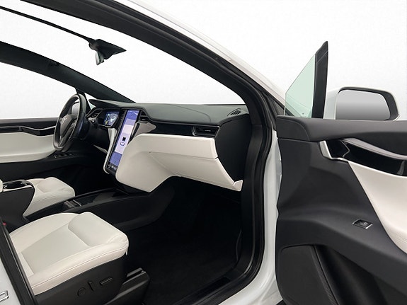 Tesla Model X 18 of 30