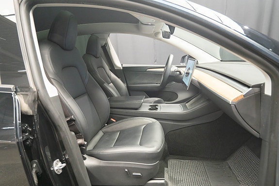 Tesla Model Y 16 of 22