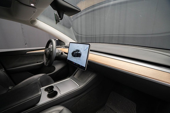 Tesla Model Y 17 of 22
