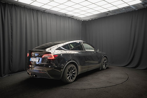 Tesla Model Y 7 of 22