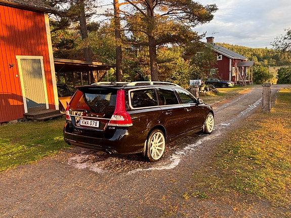 Volvo V70 2 of 7
