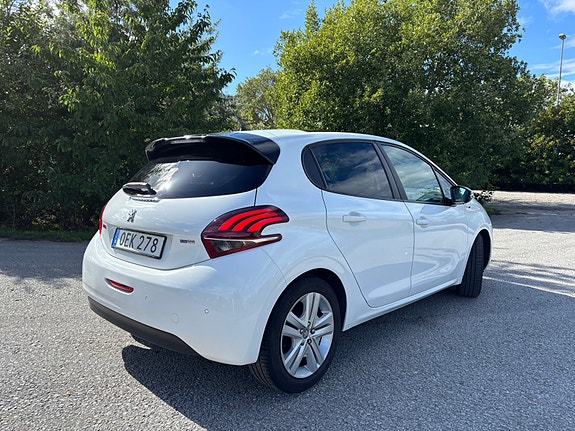Peugeot 208 2 of 5