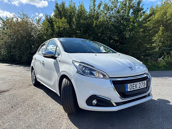 Peugeot 208 3 of 5