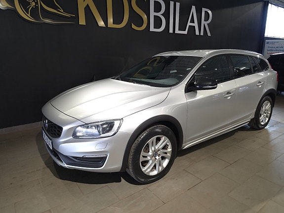 Volvo V60 Cross Country 2 of 13