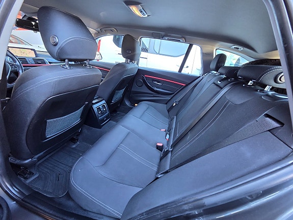 BMW 318i 12 of 16