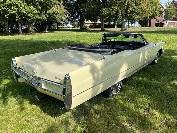 Cadillac Deville 4 of 21