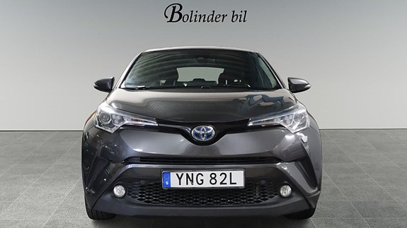 Toyota C-HR 2 of 22