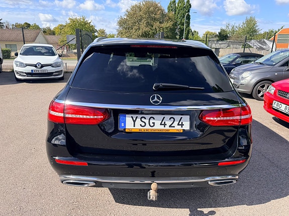 Mercedes-Benz E200 11 of 26