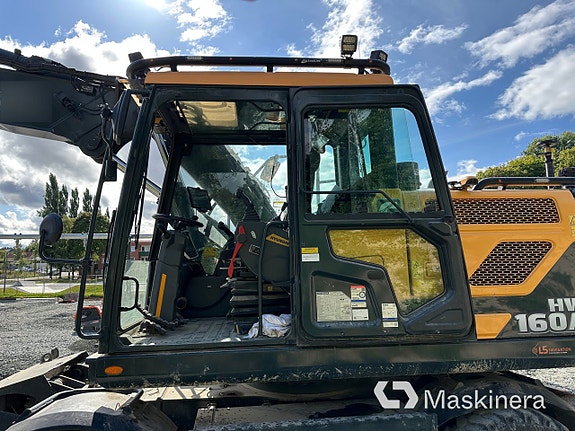 Hjulgrävare Hyundai HW160A med maskinsytrning, kärra & redskap 13 of 27