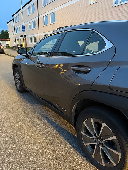 Lexus UX300e 3 of 16