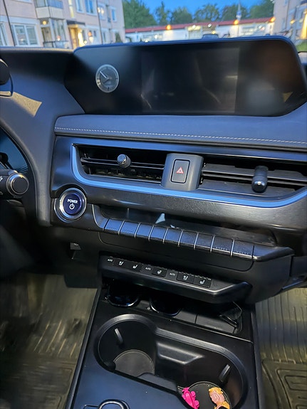 Lexus UX300e 7 of 16
