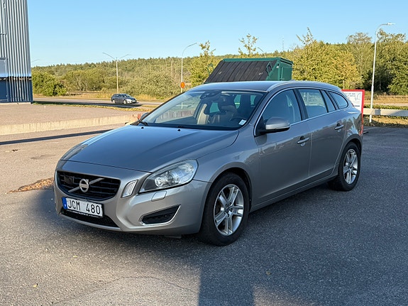 Volvo V60 2 of 15