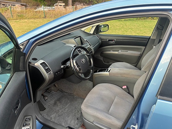 Toyota Prius 9 of 15