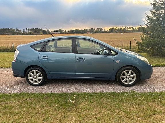 Toyota Prius 4 of 15