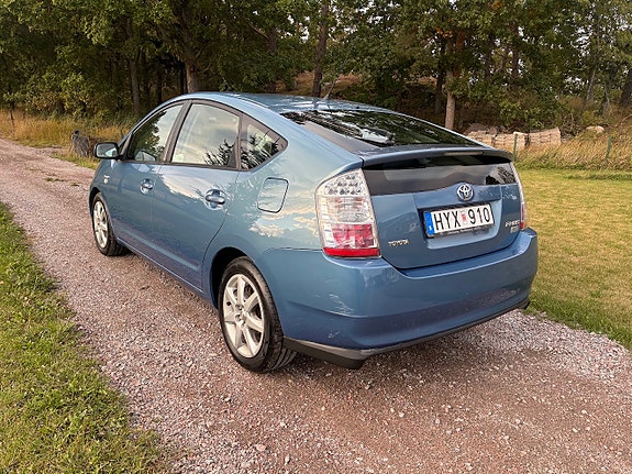 Toyota Prius 7 of 15
