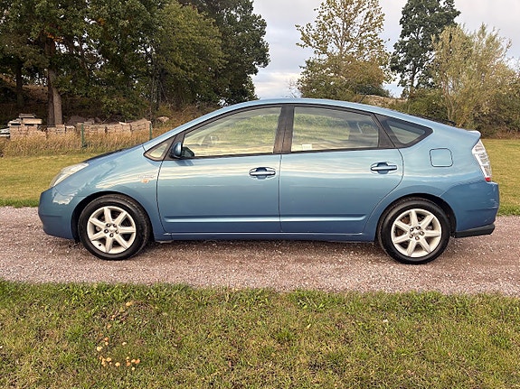 Toyota Prius 8 of 15