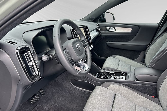 Volvo XC40 8 of 12
