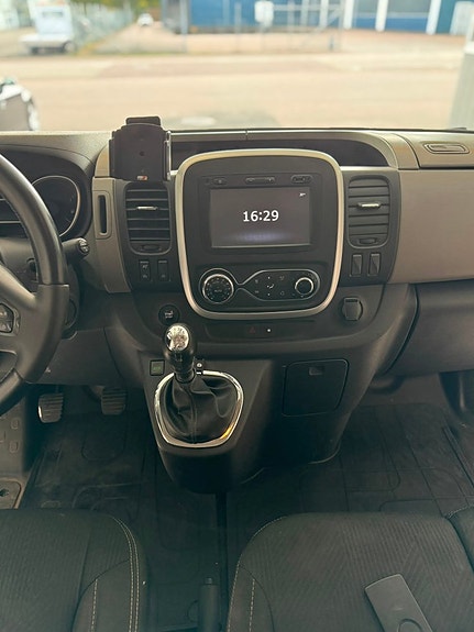 Nissan NV300 9 of 13