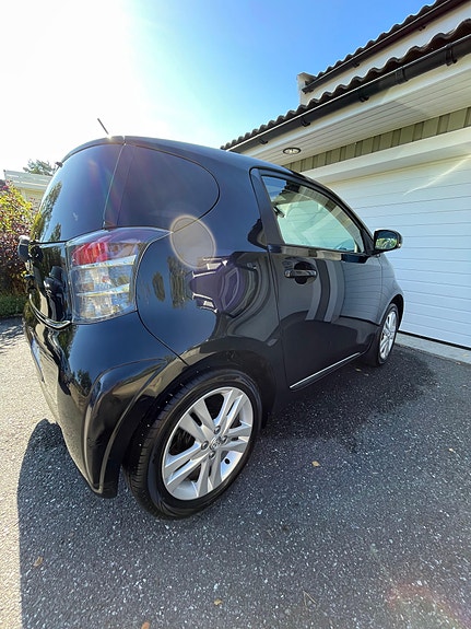 Toyota IQ 2 of 6