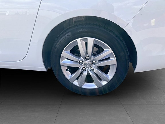 Peugeot 308 SW 14 of 15