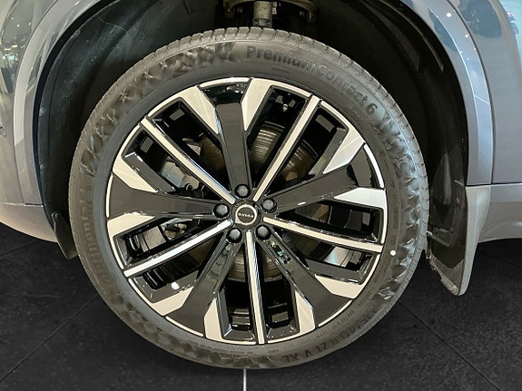 Volvo XC90 10 of 16