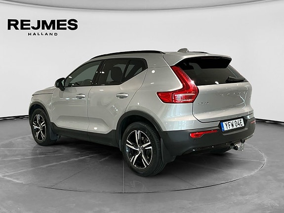 Volvo XC40 2 of 15