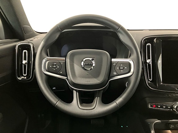 Volvo XC40 11 of 15