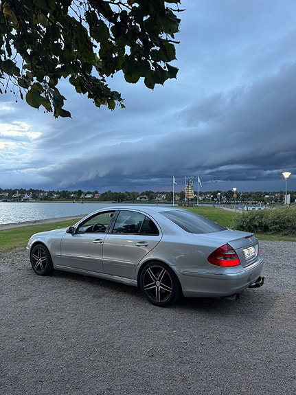 Mercedes-Benz E320 9 of 11