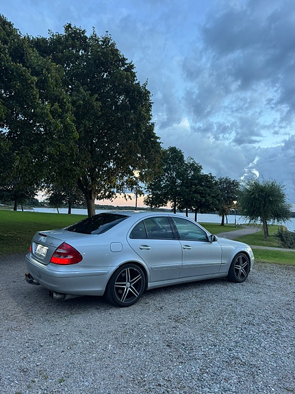 Mercedes-Benz E320 7 of 11
