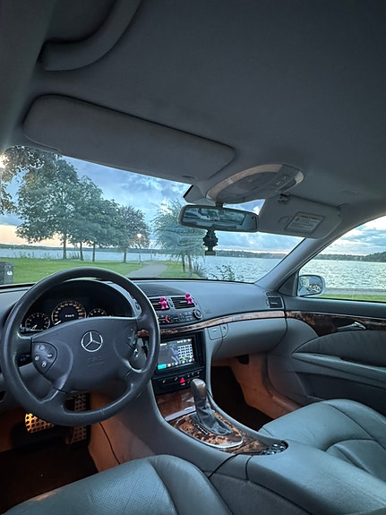 Mercedes-Benz E320 5 of 11