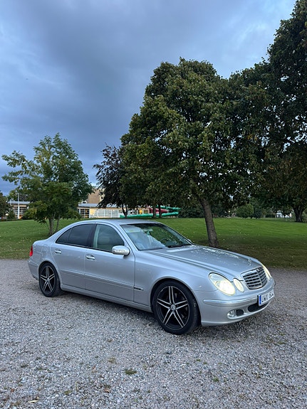 Mercedes-Benz E320 6 of 11