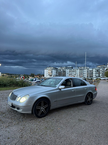 Mercedes-Benz E320 10 of 11