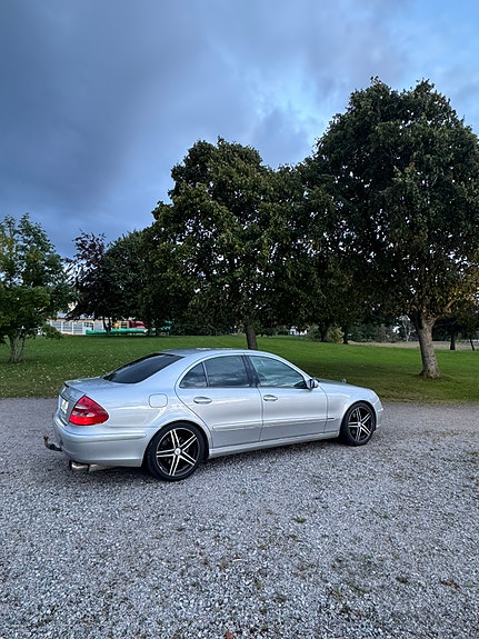 Mercedes-Benz E320 4 of 11