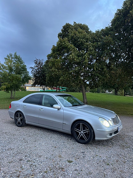 Mercedes-Benz E320 8 of 11