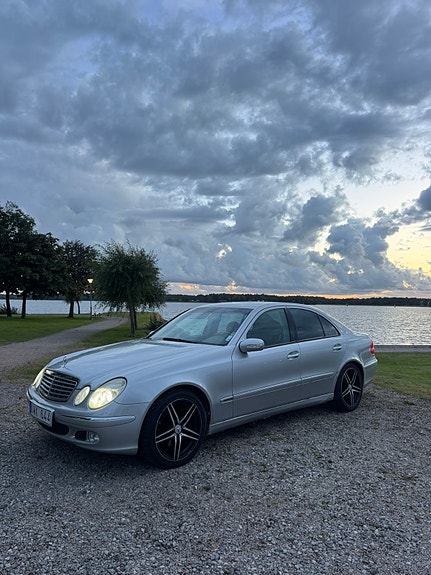 Mercedes-Benz E320 3 of 11