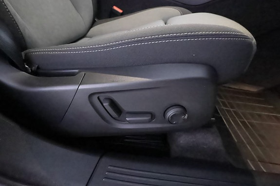 Volvo XC40 17 of 26