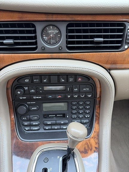 Jaguar XJ 5 of 6