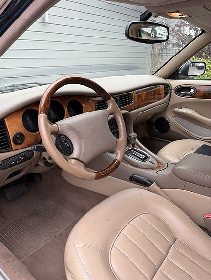 Jaguar XJ 4 of 6