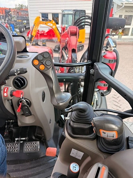 Case IH Farmall 85C 14 of 18