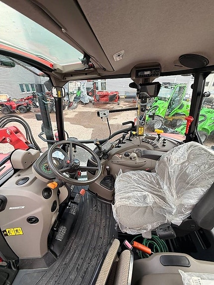 Case IH Farmall 85C 12 of 18