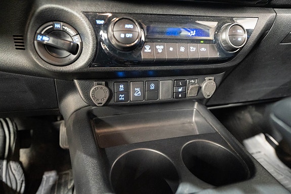 Toyota HiLux 25 of 25