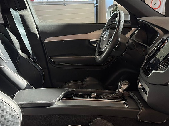 Volvo XC90 10 of 23