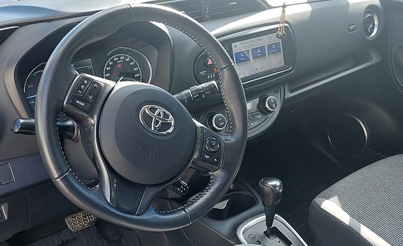 Toyota Yaris 2 of 6