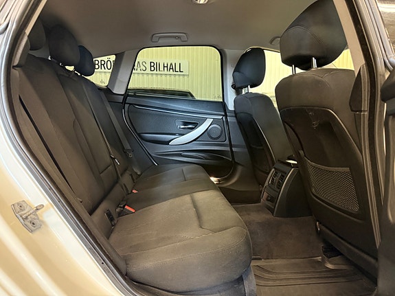 BMW 320d 11 of 14