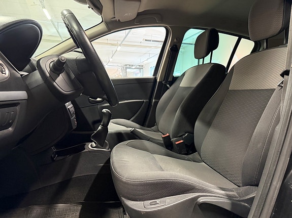 Renault Clio 11 of 16
