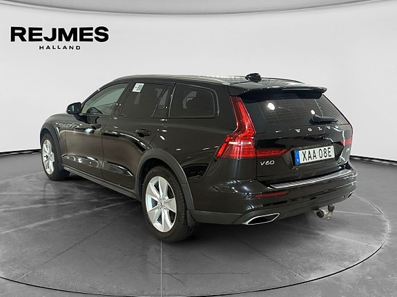Volvo V60 Cross Country 2 of 13