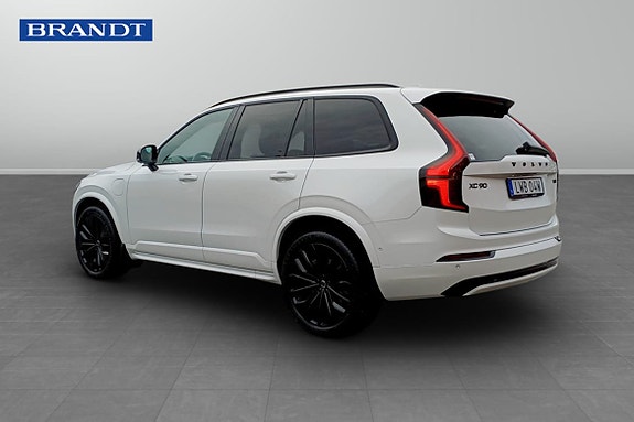 Volvo XC90 2 of 9