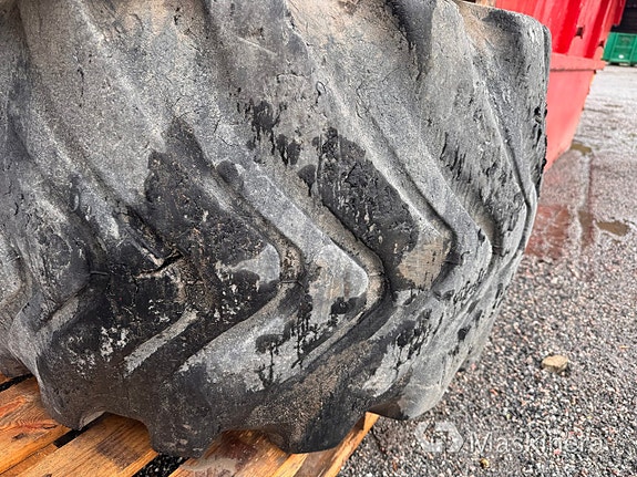 Hjulgrävardäck på fälg till Volvo EW160 5 of 7