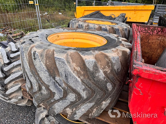 Hjulgrävardäck på fälg till Volvo EW160 2 of 7