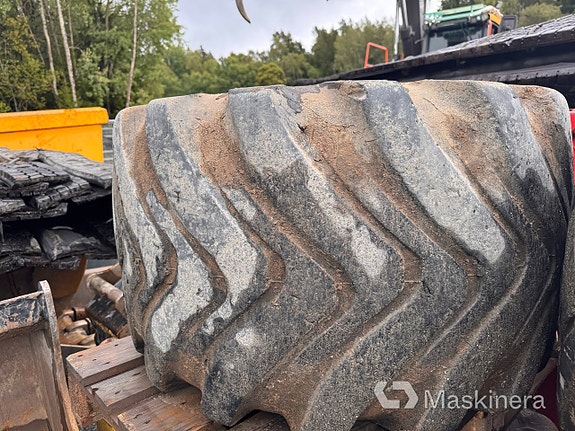 Hjulgrävardäck på fälg till Volvo EW160 6 of 7